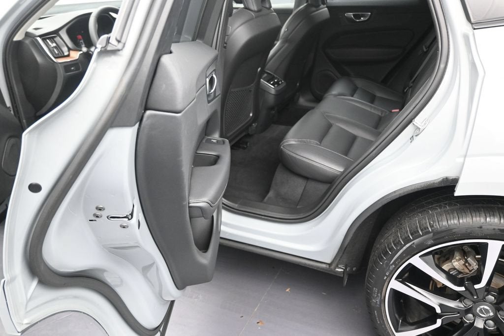2024 Volvo XC60 Ultimate Dark Theme