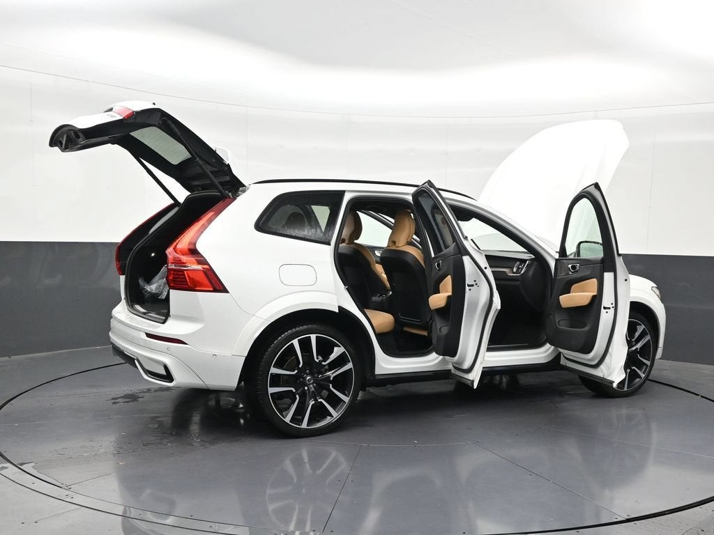 2024 Volvo XC60 B5 Ultimate Dark Theme
