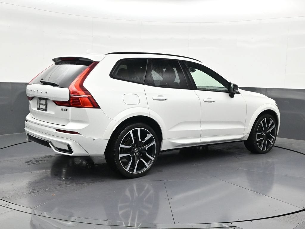 2024 Volvo XC60 B5 Ultimate Dark Theme