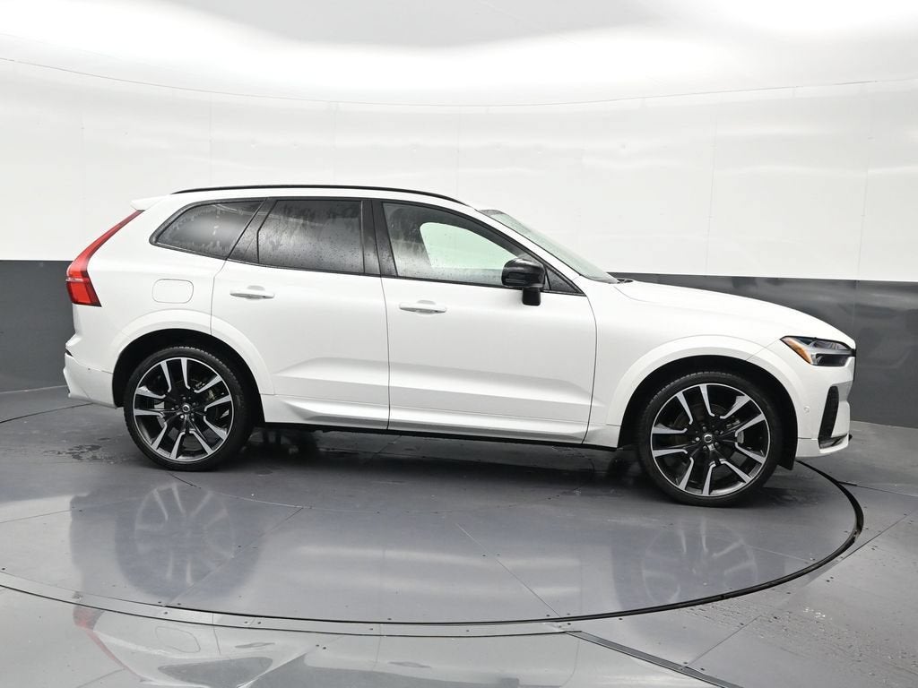 2024 Volvo XC60 B5 Ultimate Dark Theme