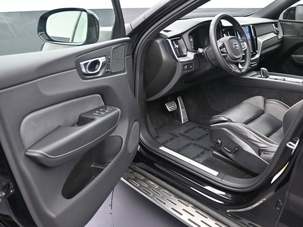 2022 Volvo XC60 R-Design