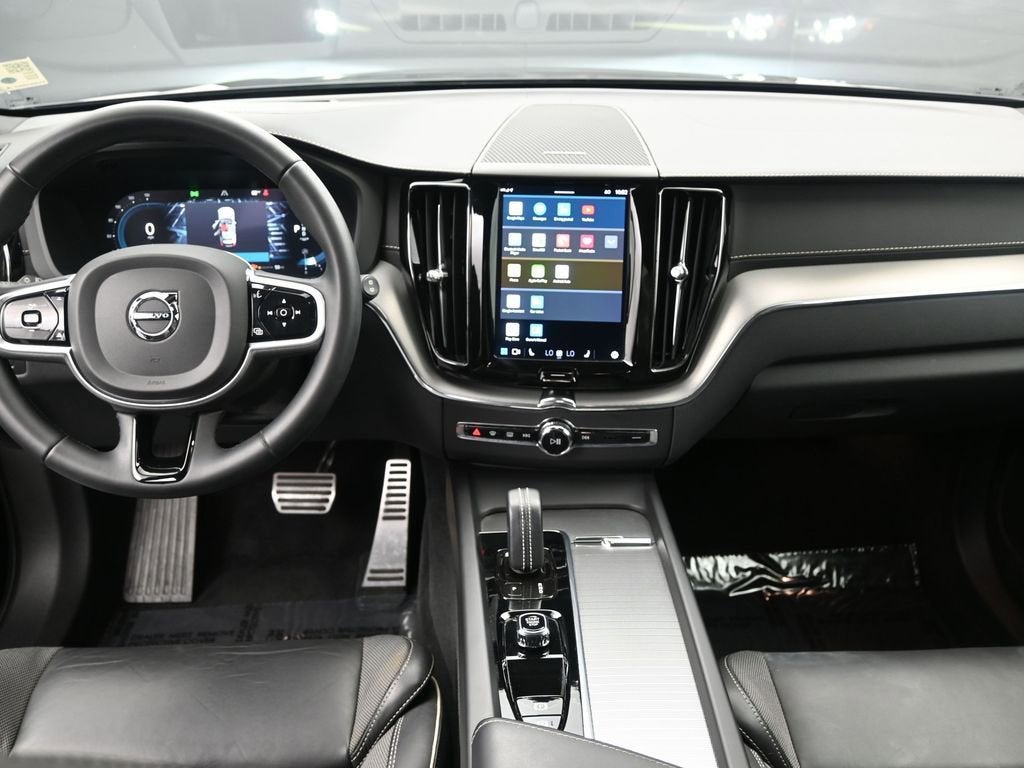 2022 Volvo XC60 R-Design