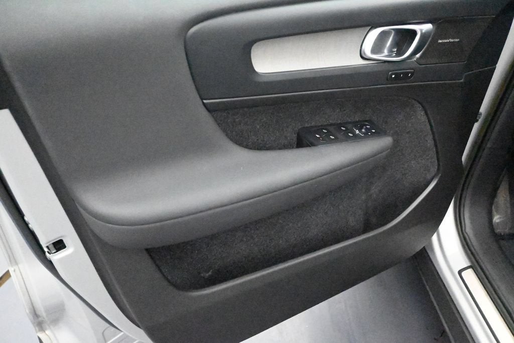2023 Volvo XC40 B5 Plus Bright Theme
