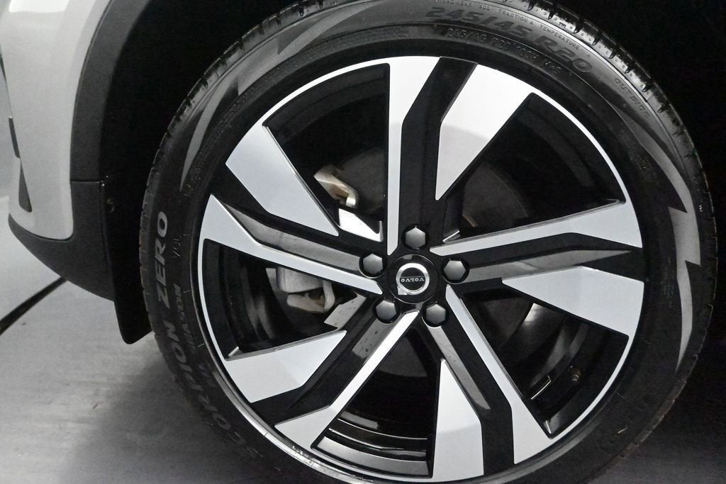 2023 Volvo XC40 B5 Plus Bright Theme
