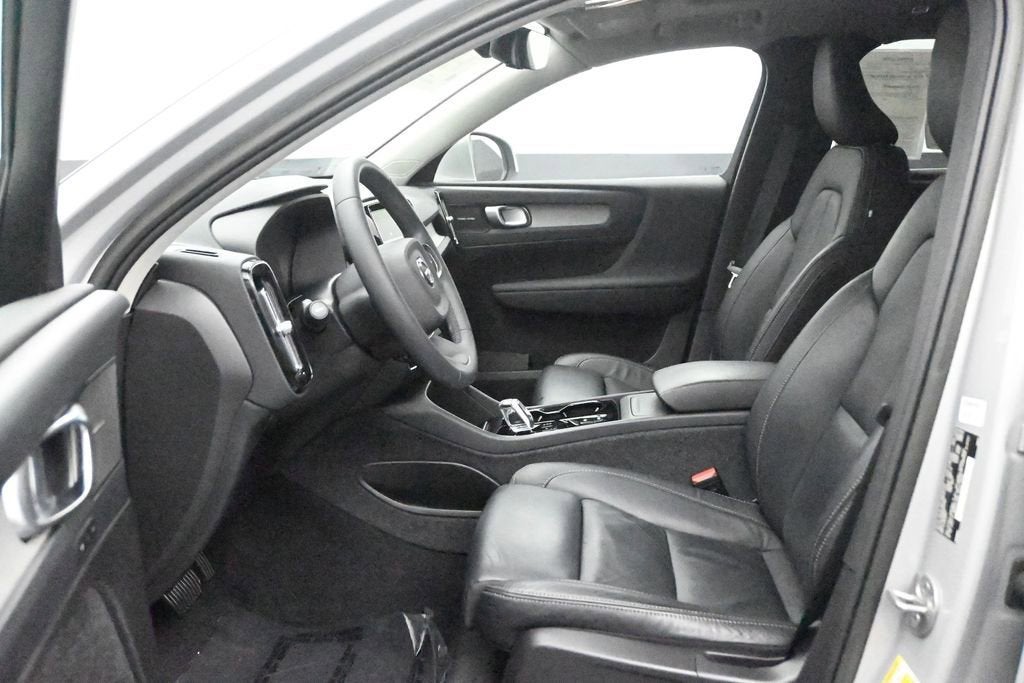 2023 Volvo XC40 B5 Plus Bright Theme