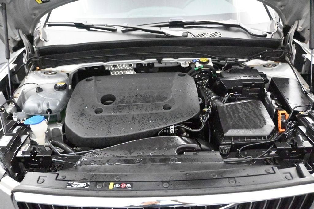 2023 Volvo XC40 B5 Plus Bright Theme