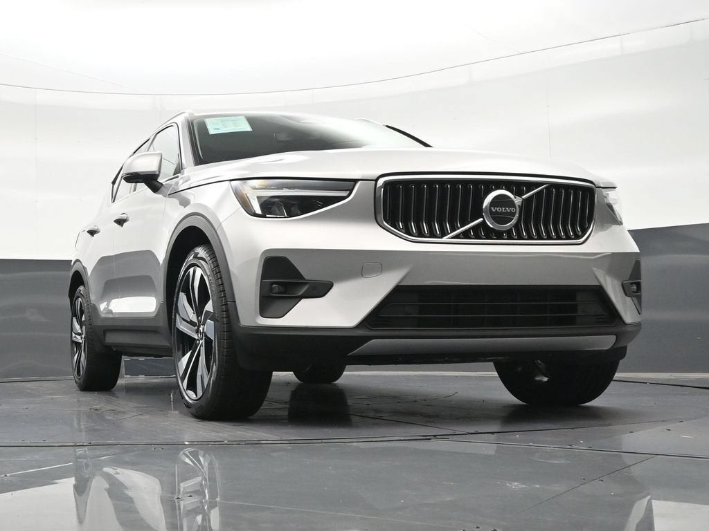 2023 Volvo XC40 B5 Plus Bright Theme