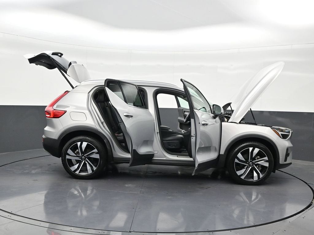 2023 Volvo XC40 B5 Plus Bright Theme