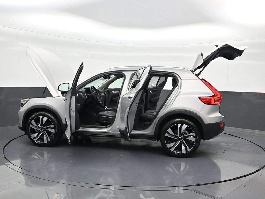 2023 Volvo XC40 B5 Plus Bright Theme