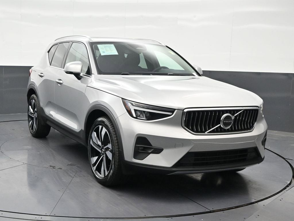 2023 Volvo XC40 B5 Plus Bright Theme