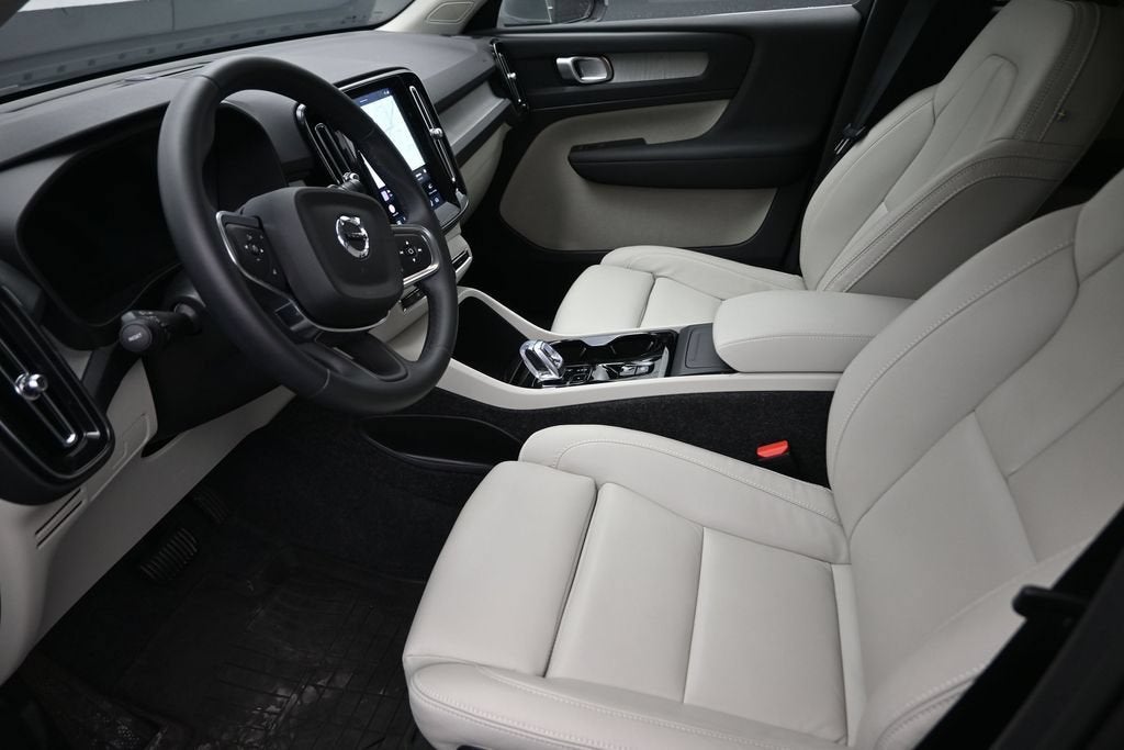 2025 Volvo XC40 Plus Bright Theme