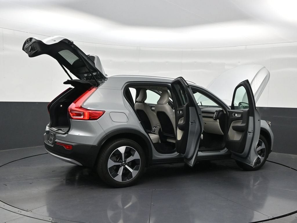 2025 Volvo XC40 Plus Bright Theme
