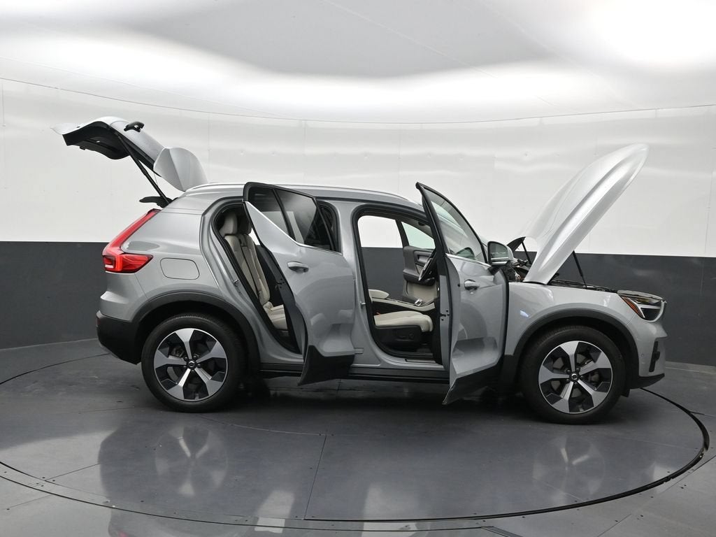 2025 Volvo XC40 Plus Bright Theme