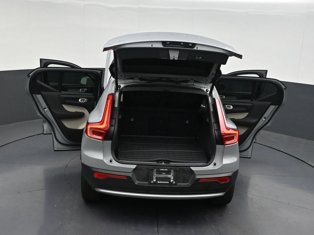 2025 Volvo XC40 Plus Bright Theme