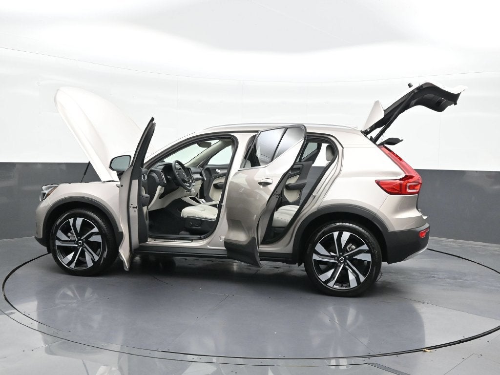 2024 Volvo XC40 Plus Bright Theme