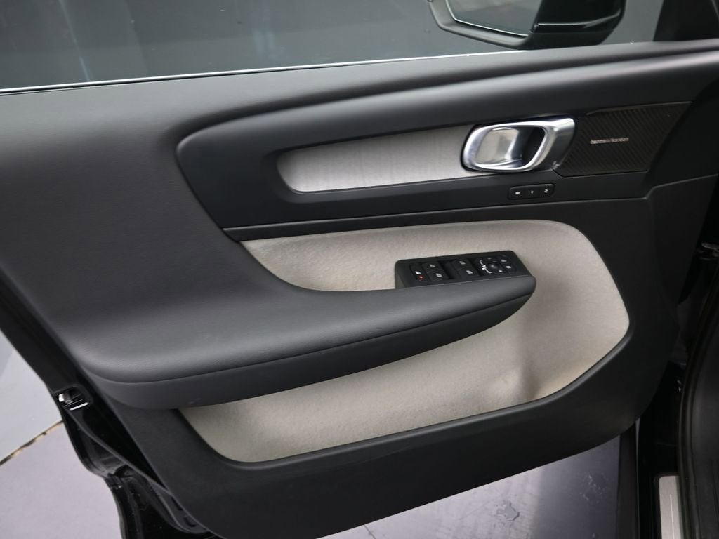 2023 Volvo XC40 Ultimate Bright Theme
