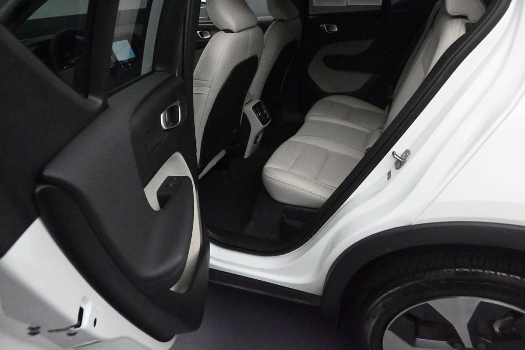 2024 Volvo XC40 Plus Dark Theme