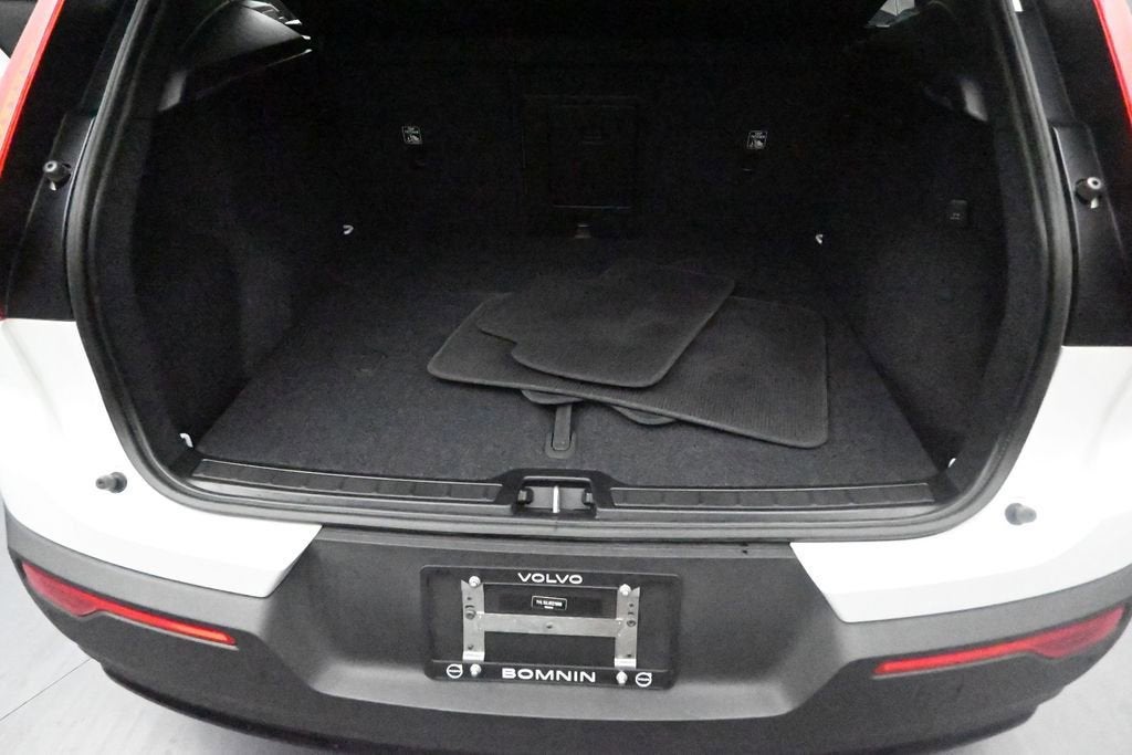 2024 Volvo XC40 Plus Dark Theme
