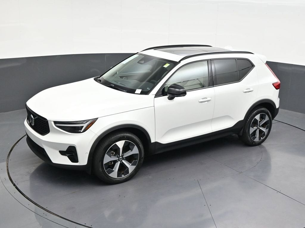 2024 Volvo XC40 Plus Dark Theme