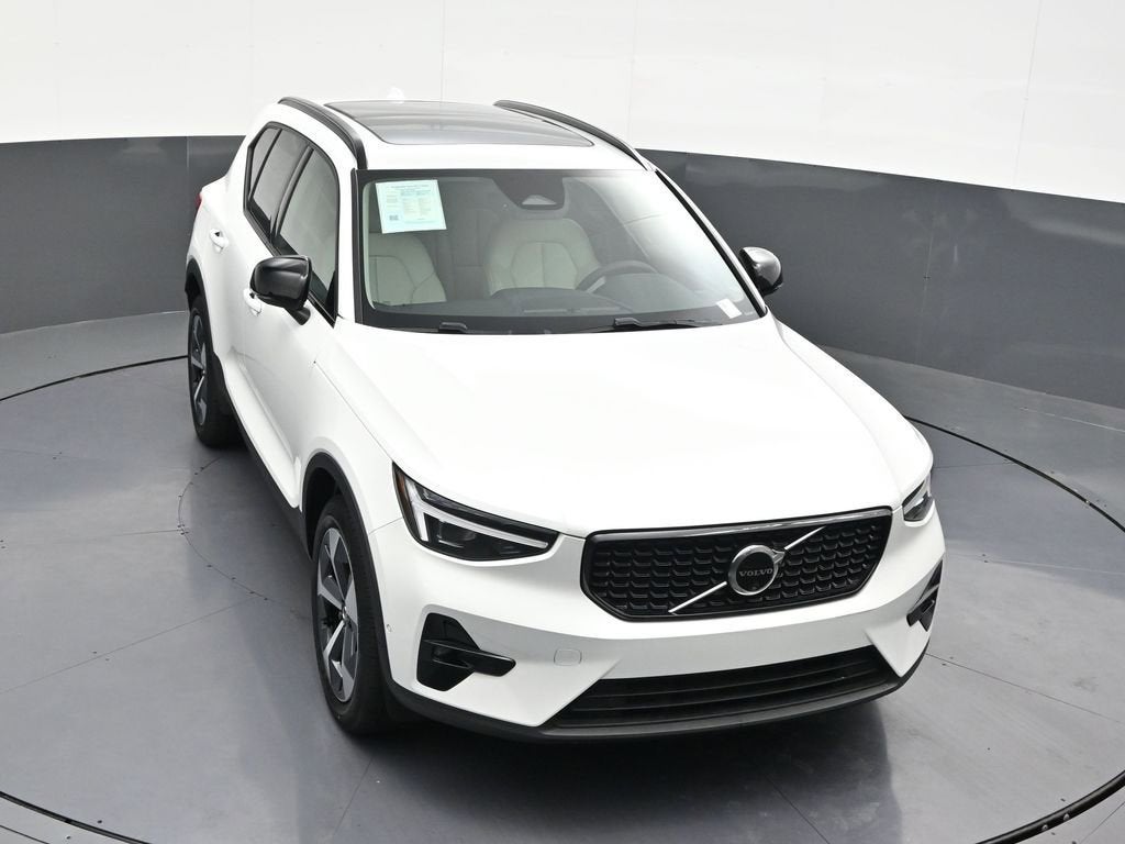 2024 Volvo XC40 Plus Dark Theme