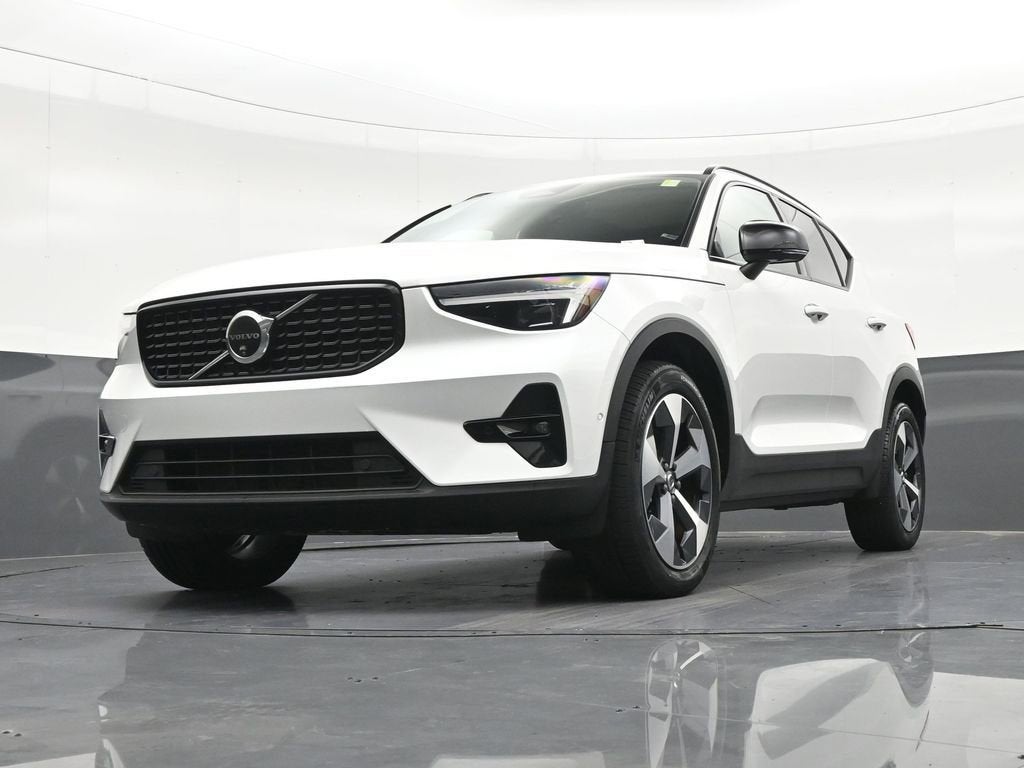 2024 Volvo XC40 Plus Dark Theme