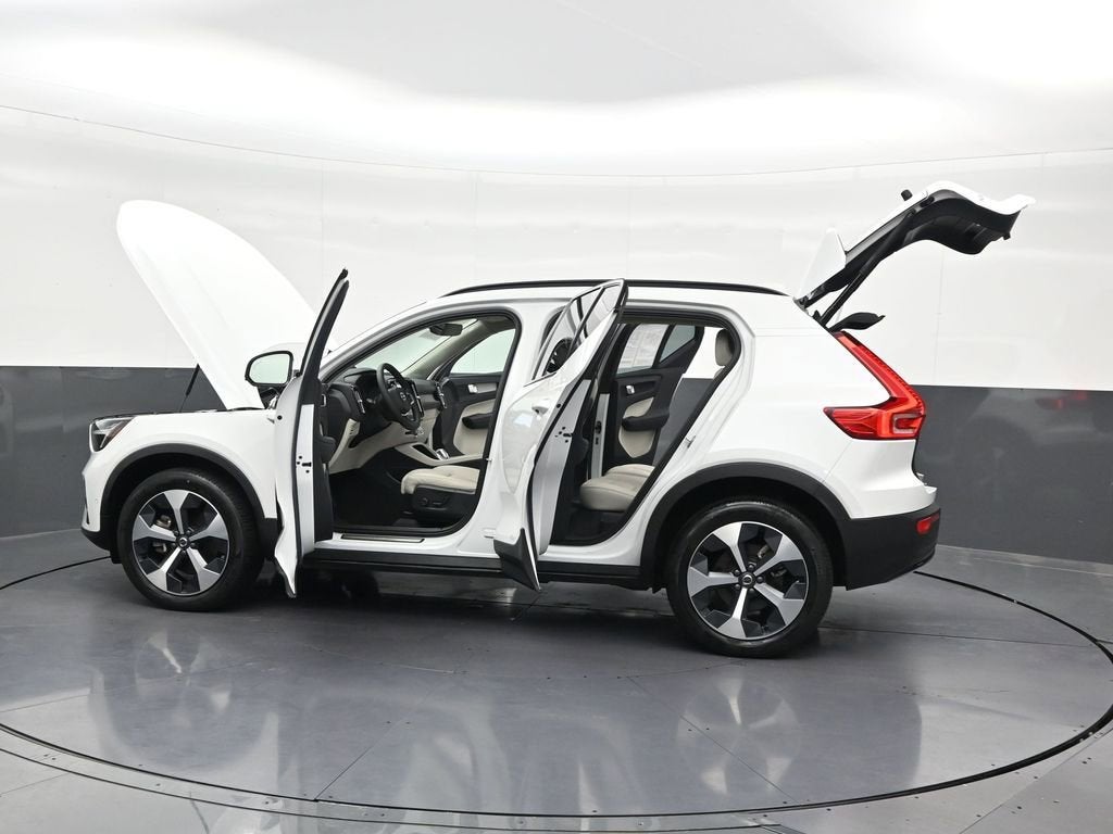 2024 Volvo XC40 Plus Dark Theme