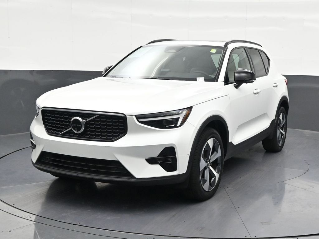 2024 Volvo XC40 Plus Dark Theme