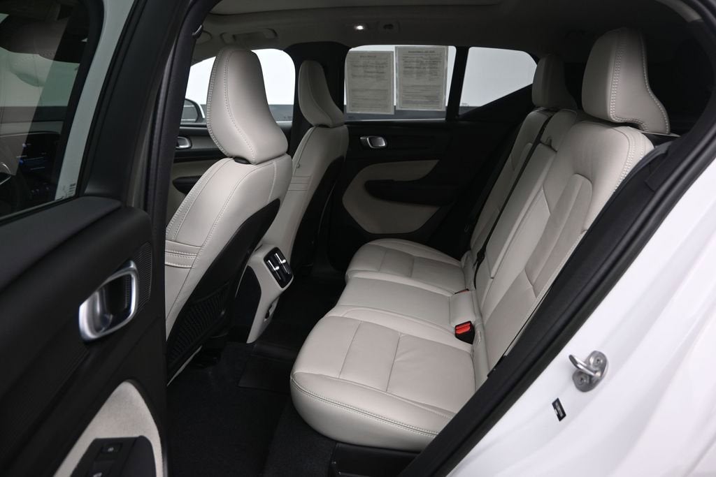 2023 Volvo XC40 Plus Bright Theme