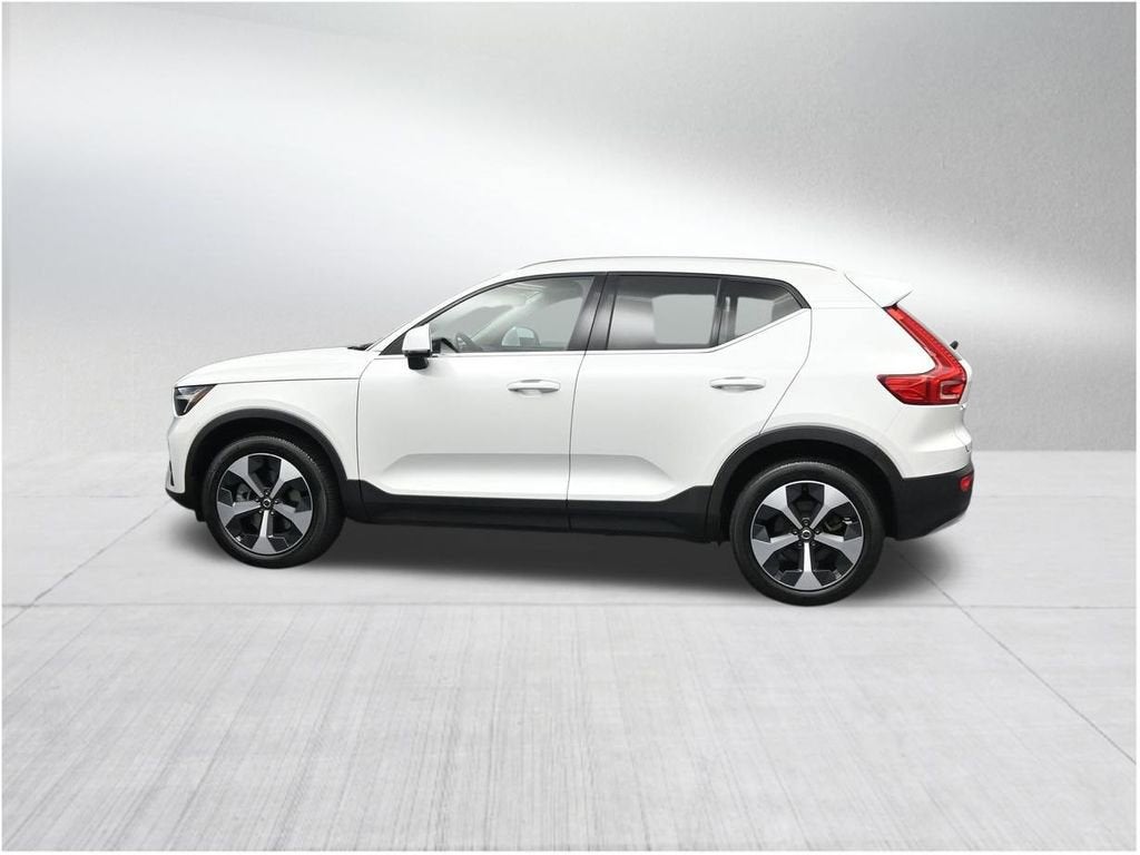 2023 Volvo XC40 Plus Bright Theme