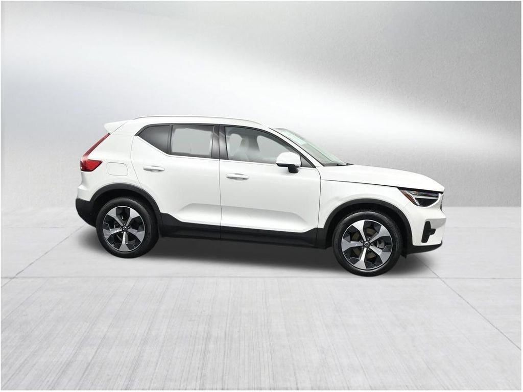 2023 Volvo XC40 Plus Bright Theme