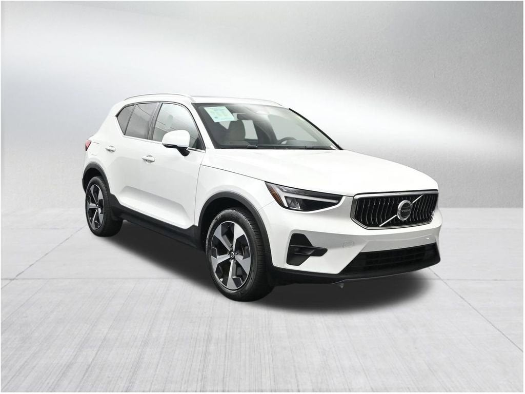 2023 Volvo XC40 Plus Bright Theme