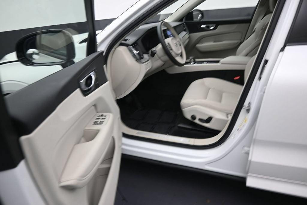 2025 Volvo XC60 B5 Plus