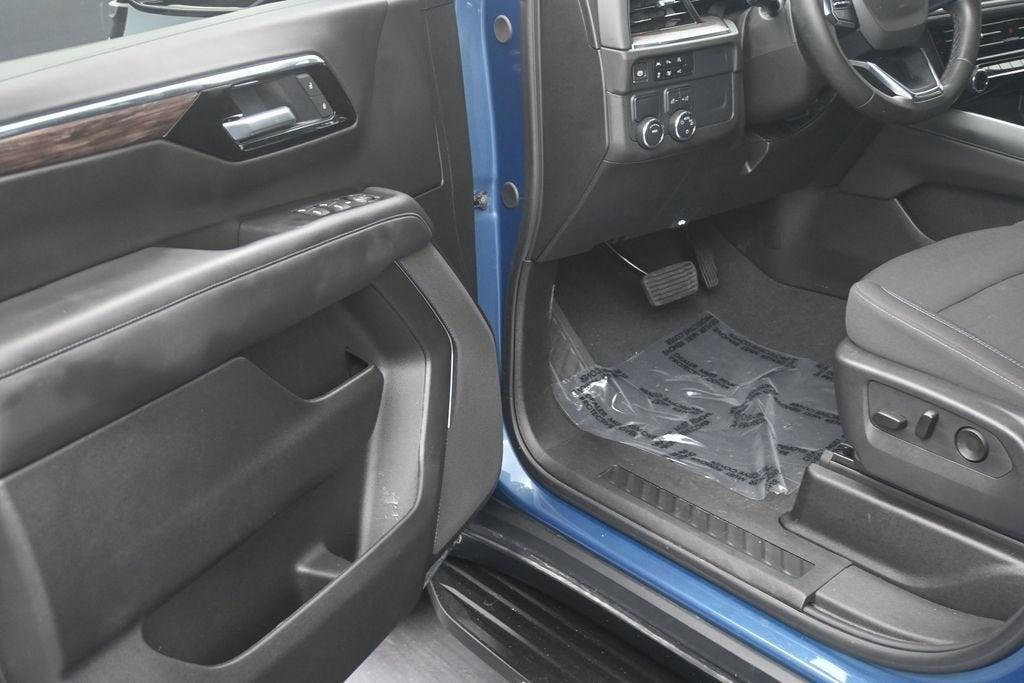 2025 Chevrolet Suburban LS