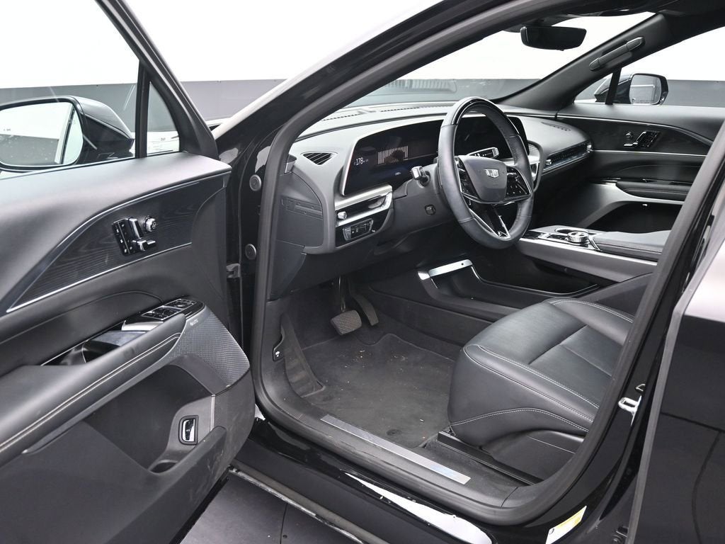 2025 Cadillac LYRIQ Luxury 2