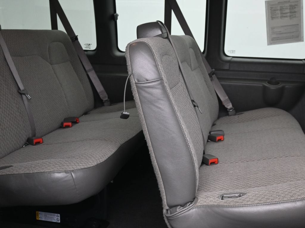 2024 Chevrolet Express Passenger 3500 1LT