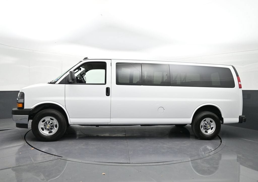 2024 Chevrolet Express Passenger 3500 1LT