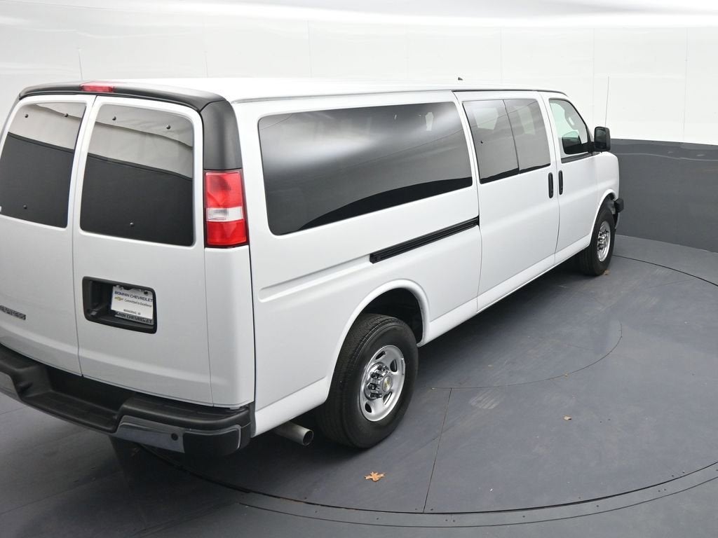 2024 Chevrolet Express Passenger 3500 1LT