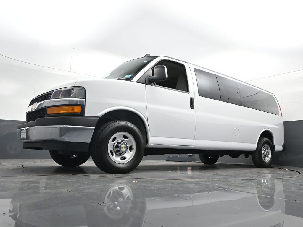 2024 Chevrolet Express Passenger 3500 1LT