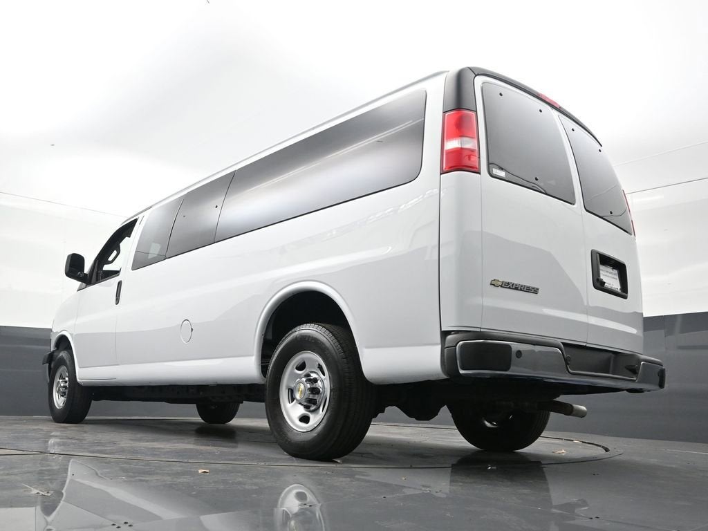 2024 Chevrolet Express Passenger 3500 1LT