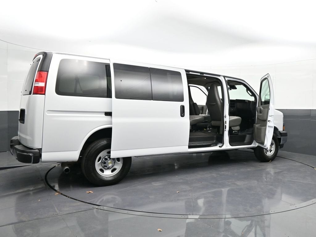 2024 Chevrolet Express Passenger 3500 1LT