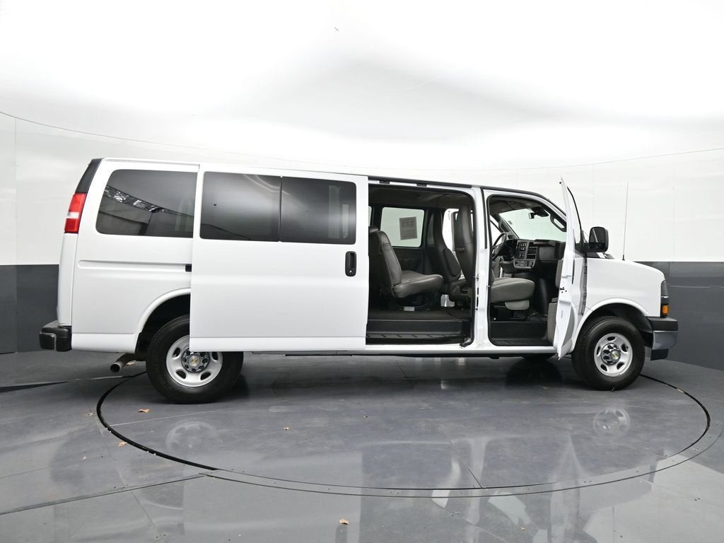 2024 Chevrolet Express Passenger 3500 1LT