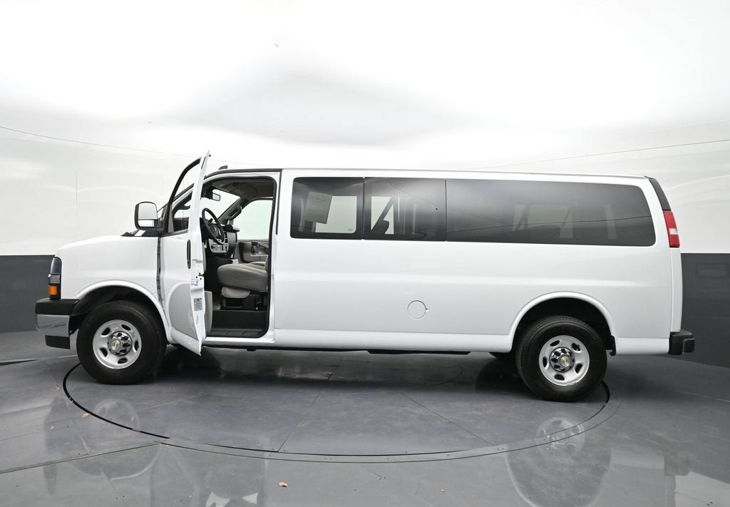 2024 Chevrolet Express Passenger 3500 1LT
