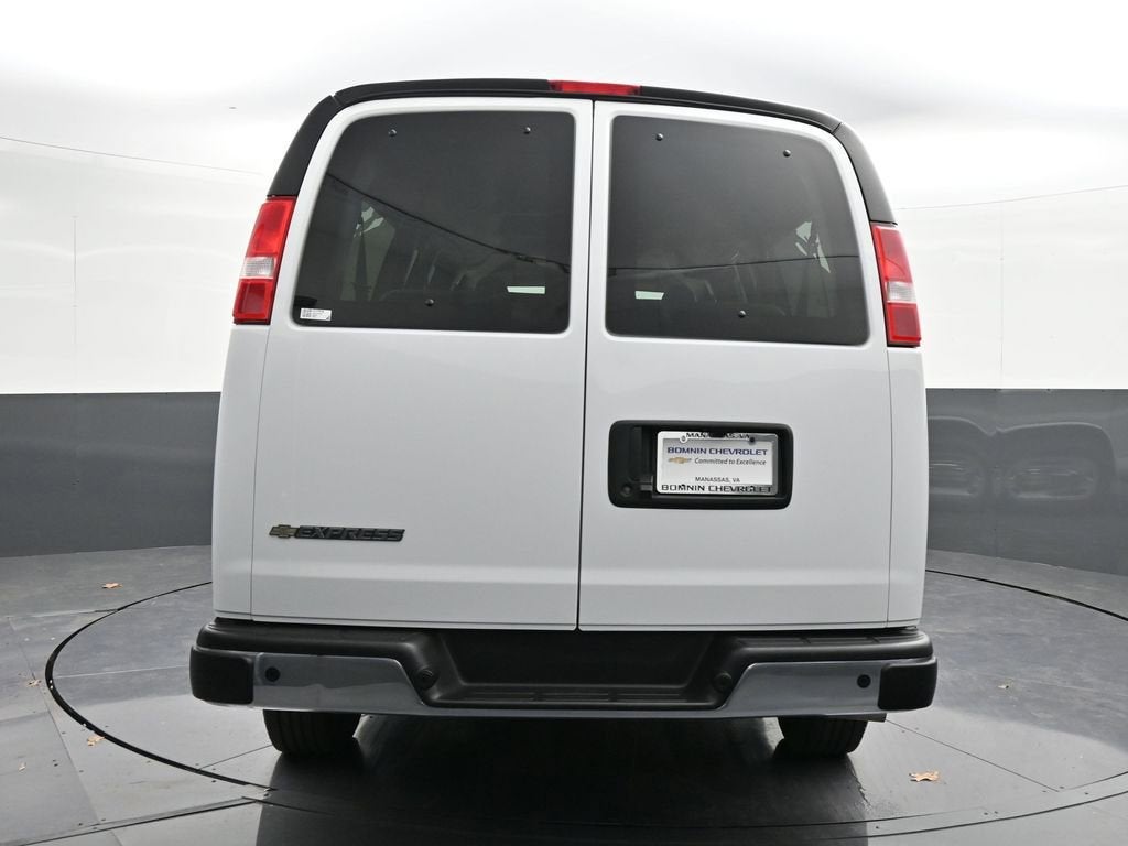 2024 Chevrolet Express Passenger 3500 1LT