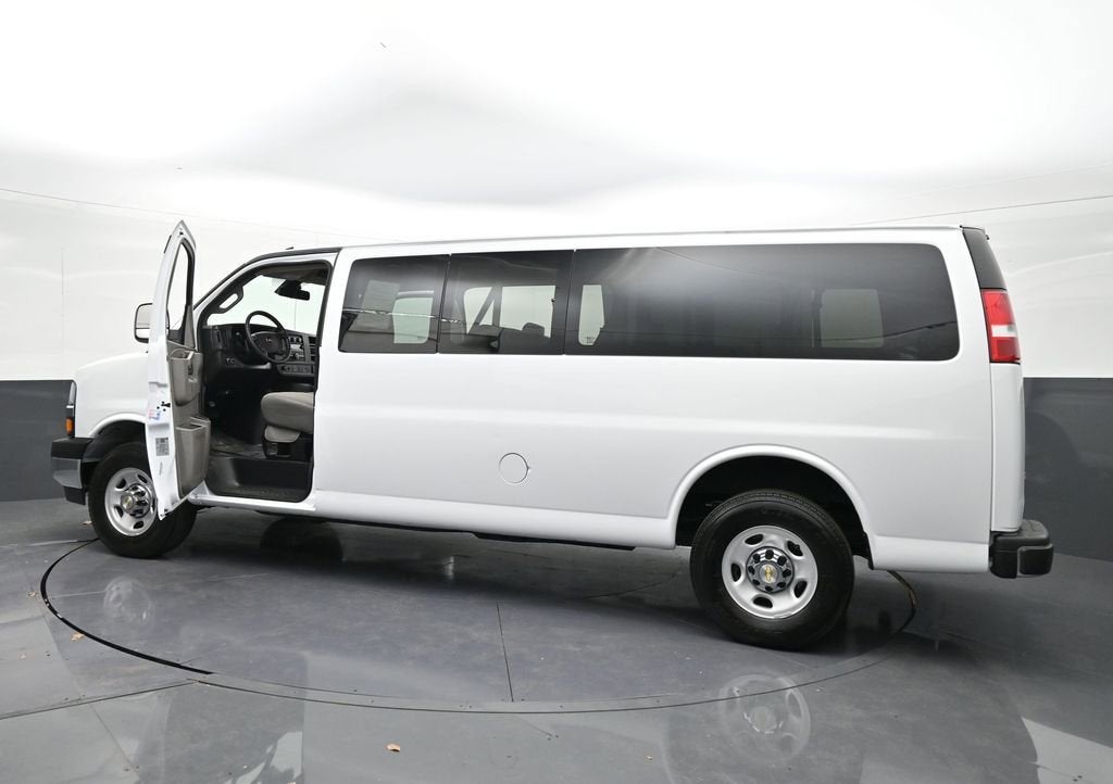 2024 Chevrolet Express Passenger 3500 1LT