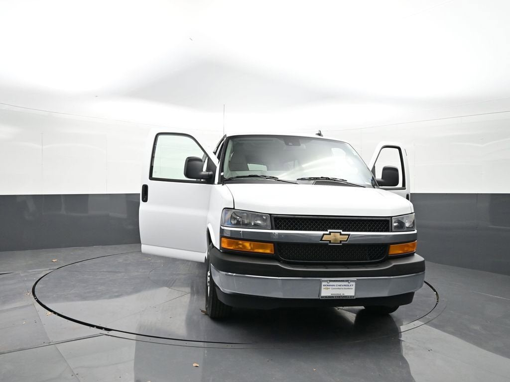 2024 Chevrolet Express Passenger 3500 1LT