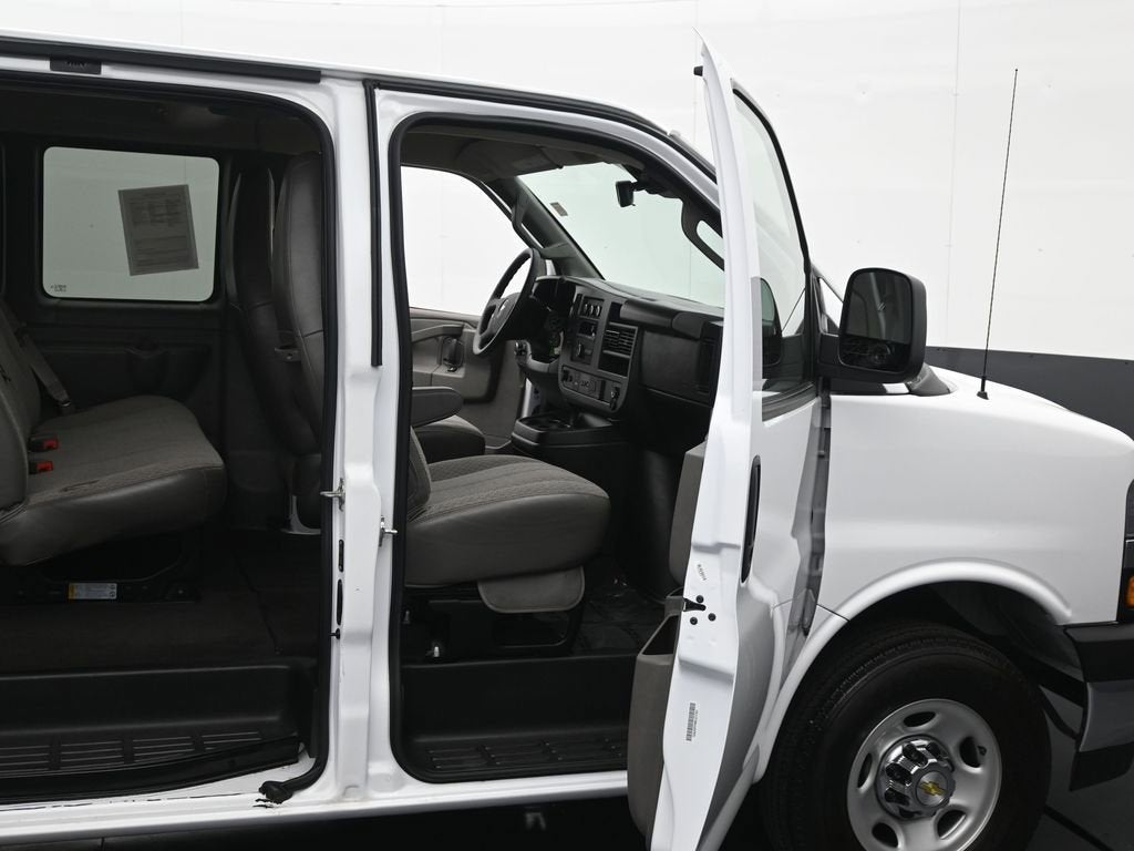 2024 Chevrolet Express Passenger 3500 1LT