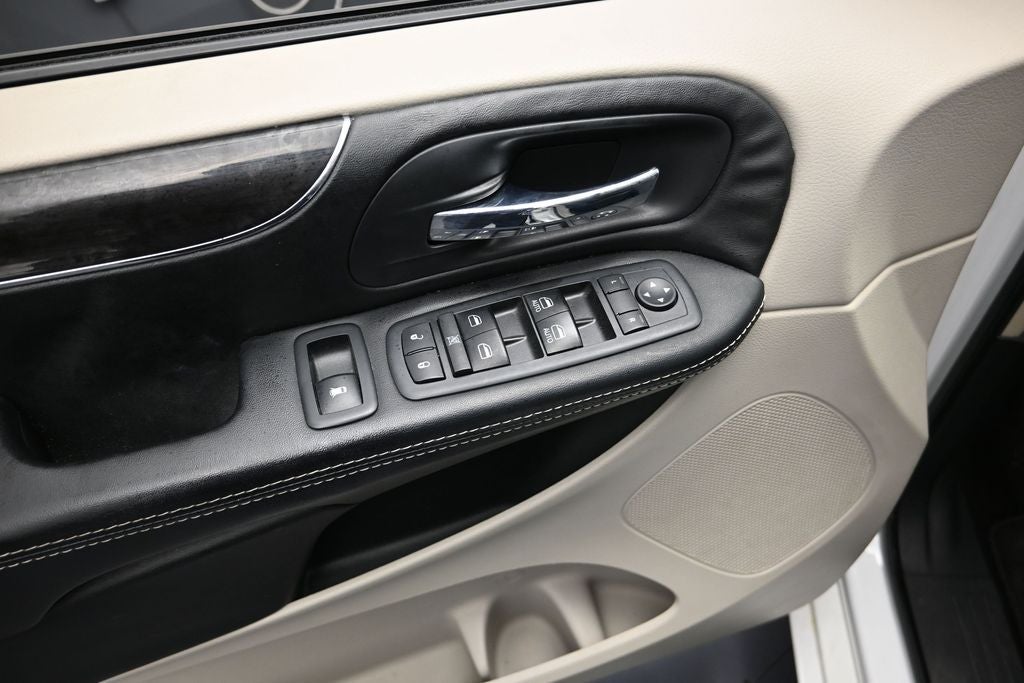 2016 Chrysler Town & Country Touring